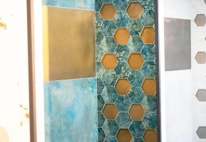 Carrelage tendance pour salle de bain, offrant un design élégant et contemporain, disponible chez Carlito au Maroc.