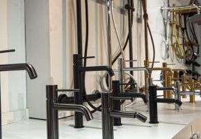 Carrelage en zellige marocain pour salle de bain Carrelage en zellige marocain, ajoutant une touche artisanale à votre salle de bain, disponible chez Carlito au Maroc.