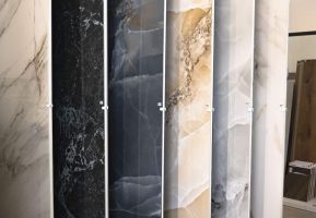 Carrelage texturé pour salle de bain, offrant une finition unique et contemporaine, disponible chez Carlito au Maroc.