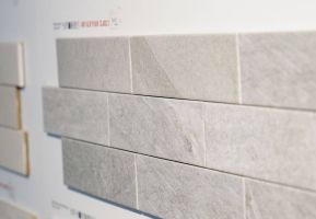 Carrelage moderne pour salle de bain, ajoutant une esthétique contemporaine et élégante, disponible chez Carlito au Maroc.