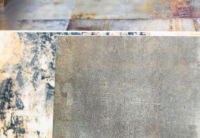 Carrelage élégant pour salle de bain, offrant un design sophistiqué et intemporel, disponible chez Carlito au Maroc.