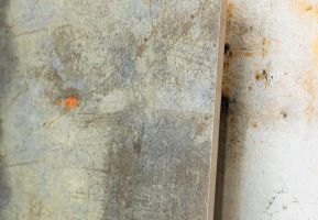 Carrelage minimaliste pour salle de bain, ajoutant une touche d'élégance et de simplicité, disponible chez Carlito au Maroc.