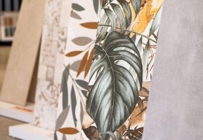 Carrelage à motifs pour salle de bain, offrant un design unique et moderne, disponible chez Carlito au Maroc.