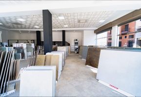 Carrelage coloré pour salle de bain, apportant une touche moderne au design intérieur au Maroc.