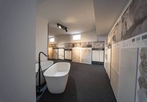 Carrelage effet bois pour salle de bain, combinant chaleur et modernité, disponible chez Carlito au Maroc.