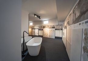 Carrelage effet bois pour salle de bain, combinant chaleur et modernité, disponible chez Carlito au Maroc.