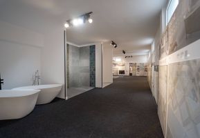 Carrelage en marbre pour salle de bain, apportant luxe et sophistication, disponible chez Carlito au Maroc.