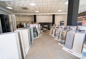 Carrelage en marbre, idéal pour créer une ambiance luxueuse dans votre salle de bain au Maroc.