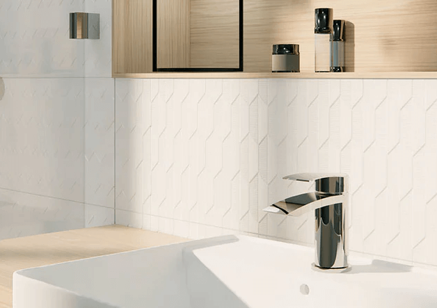 Carrelage en marbre pour salle de bain au Maroc, offrant une finition élégante et sophistiquée pour un décor raffiné