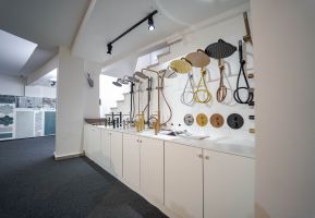 Carrelage moderne pour salle de bain, offrant une finition élégante et durable, disponible chez Carlito.